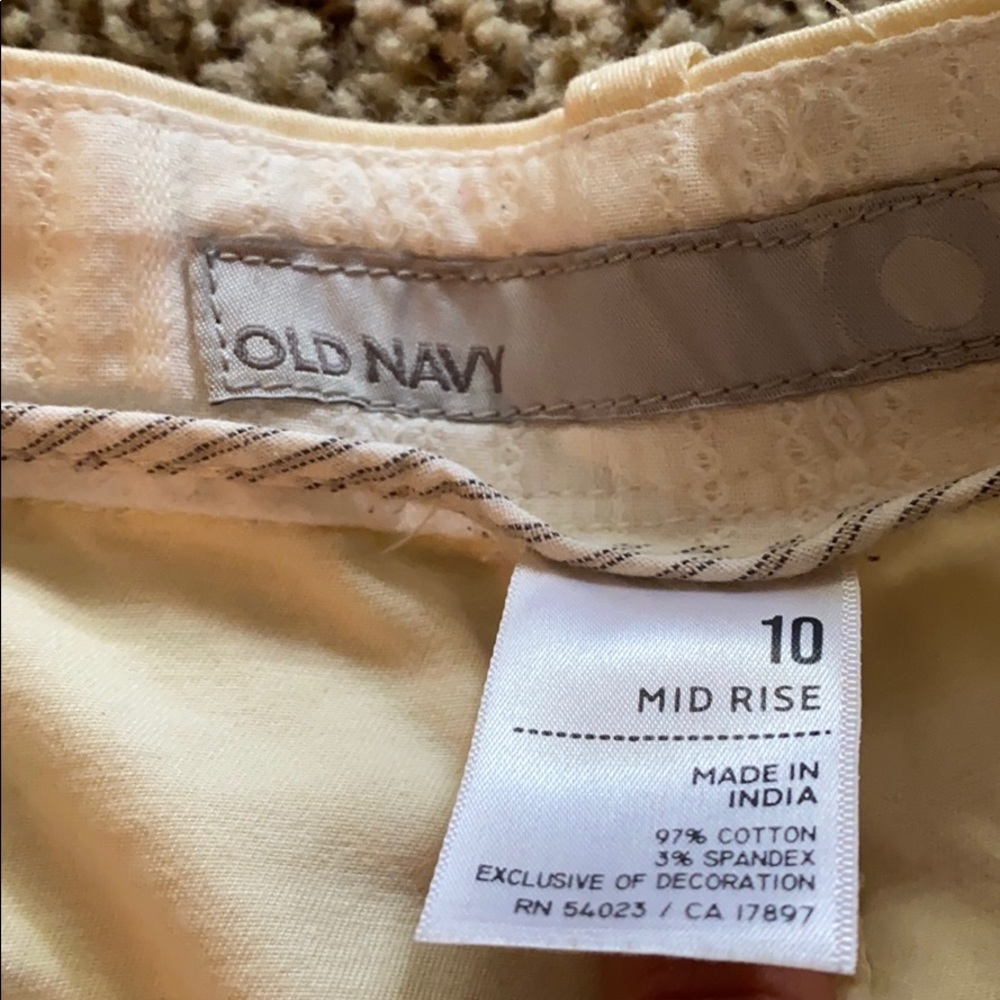 Yellow Old Navy Mid Rise shorts - Picture 2 of 3